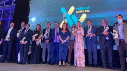 Los galardonados posan con el premio