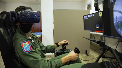 Un piloto de la Base Aérea de Talavera la Real entrena con realidad virtual 