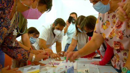 Taller de pintura donde personas con discapacidad intelectual plasman las emociones que les genera la música clásica de Carl Orff.