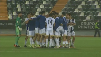 Los jugadores del Badajoz celebran la victoria en el derbi ante el Extremadura