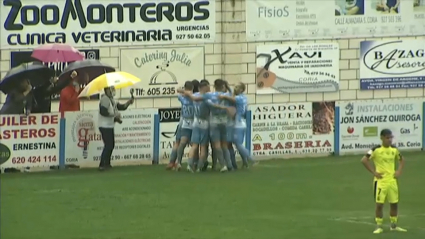 Los jugadores del Coria celebran el gol de Mahíllo ante el Ceuta