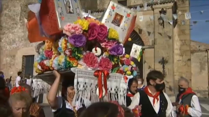 Uno de los tableros repleto de ofrendas para la virgen del Rosario