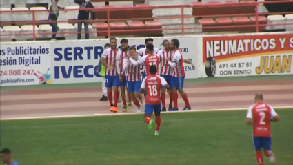 Los jugadores del Don Benito celebran el gol de Abraham Pozo