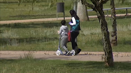 Madre paseando con un hijo