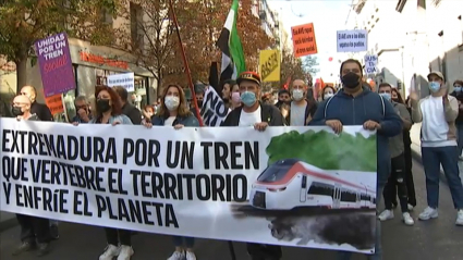 Manifestantes extremeños en Madrid por un tren social y público