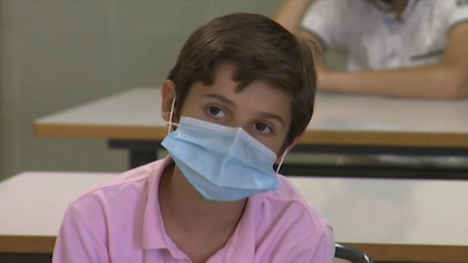 Niño con mascarilla en un colegio extremeño