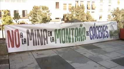 Pancarta que han colocado en los bajos del Ayuntamiento de Cáceres