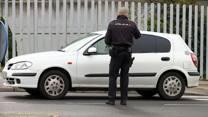 Un policía nacional para a un conductor durante el primer Estado de Alarma