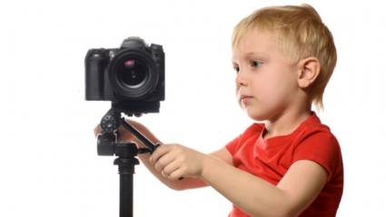 niño con una cámara de video