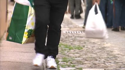 Una persona recoge la comida en un comedor social