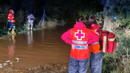 Efectivo de los bomberos y Cruz Roja particpando en el rescate