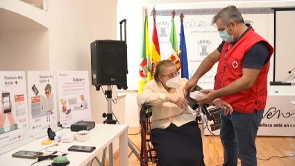Una usuaria del servicio de teleasistencia avanzada prueba el tensiómetro en Olivenza