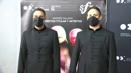 Dos músicos de la OEX posan con el nuevo uniforme