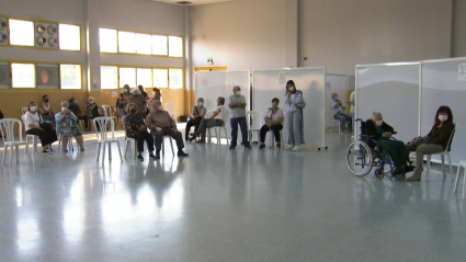Los últimos vacunados recibían esta tarde su tercera dosis contra el COVID-19
