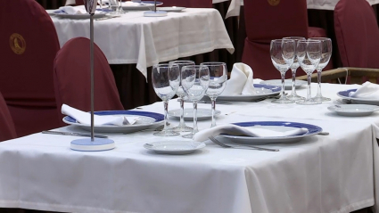 Mesa puesta para una cena de empresa