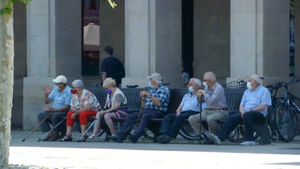 Pensionistas sentados en un banco.
