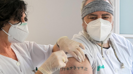 Vacunación a un sanitario en Zaragoza
