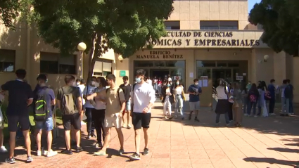 Estudiantes en la Facultad de Ciencias Económicas y Empresariales de Badajoz