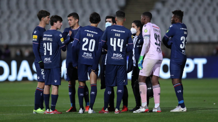 Los jugadores del Belenenses reaccionan tras el partido de fútbol de la Primera Liga portuguesa entre Belenenses SAD vs Benfica, en el Estadio Nacional, en Oeiras, cerca de Lisboa, Portugal, el 27 de noviembre de 2021. El partido entre Belenenses SAD y el Benfica acabó en el minuto 48, ya que los belenenses se quedaron sin el mínimo de jugadores, tras empezar con sólo nueve, por un brote de covid-19.