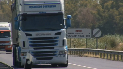 Camión circulando por la N430