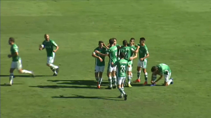 Los jugadores del Cacereño celebran el gol de Rubén Solano ante el San Roque de Lepe