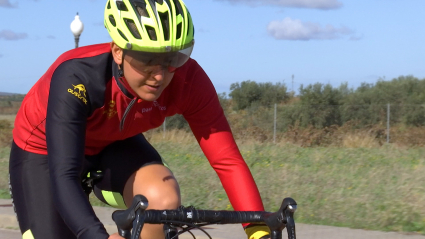 Paratriatleta extremeña Cristina Miranda entrenando ciclismo. Promesas Paralímpicas Paratriatlón