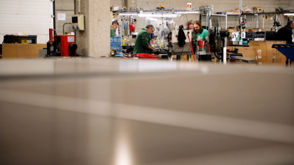 Operarios desmontando piezas para obtener las materias primas 