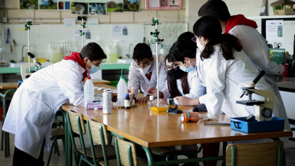 Alumnos del Colegio Atenea de Mérida experimentando en el laboratorio 