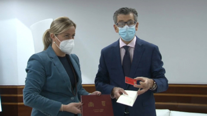 El fiscal superior de Extremadura junto a la presidenta de la Asamblea