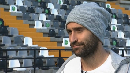 Gorka Santamaría atendiendo a Extremadura Deportes