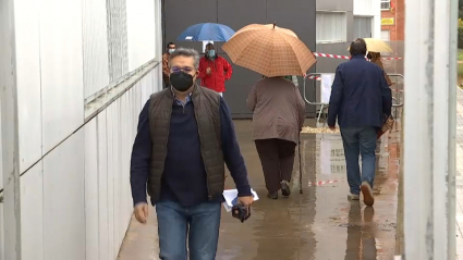 Personas saliendo del centro de salud de Suerte Saavedra tras vacunarse contra la COVID-19.
