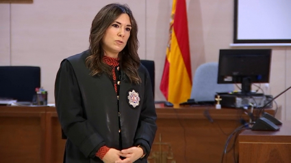 La jueza de 1ª Instancia e Instrucción de Don Benito, María Cobas, en la sala de juicios.