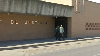 Dos Guardias Civiles caminan delante del Palacio de Justicia de Mérida