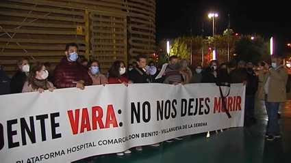 Protesta frente al Palacio de Congresos de Villanueva de la Serena