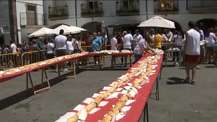 Elaboración de un bocadillo de jamón gigante de 180 metros en Montánchez