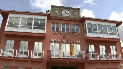 Antiguo ayuntamiento de Oza dos Ríos, que desde 2013 es la Casa Consistorial de Oza-Cesuras, en la provincia de A Coruña.