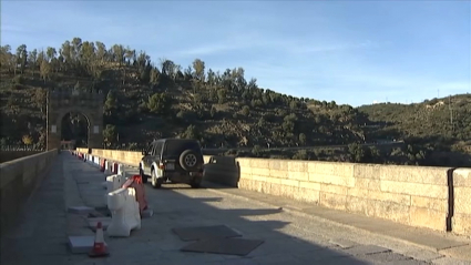 Puente de Alcántara con un pretil roto