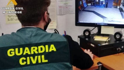 Guardia Civil inspeccionando una de las imágenes del caso