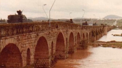 Fotografía histórica del Puente Romano de Mérida con vehículos