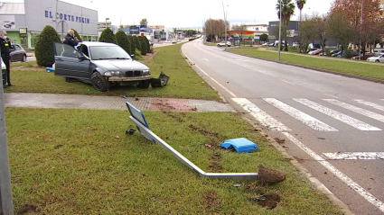 Coche accidentado en una rotonda de Mérida