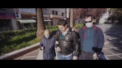 David López-Rey paseando con una familia de ciegos