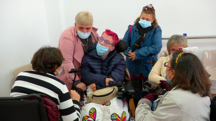 Taller de risoterapia en el que participan mujeres con discapacidad. AEMDI. SAVIEX. CERMI Extremadura 