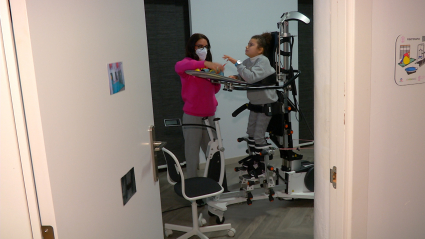 Martina Santiago con síndrome de Rett de "Mi princesa Rett", realizando terapia innovadora con el robot Innowalk