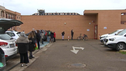 Pacenses esperando a la apertura del nuevo punto de cribado en Badajoz