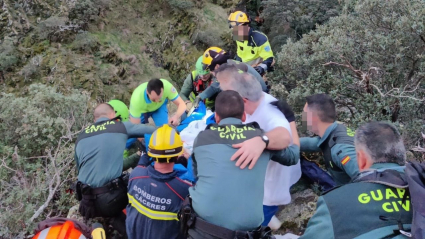 Efectivos de bomberos, sanitarios y Guardia Civil de Coria rescatan al senderista herido en Acebo