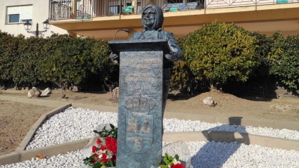 Estatua homenaje a Charo Cordero