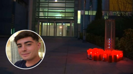 Velas ante la puerta del Instituto Anatómico Forense en recuerdo de Pablo Sierra