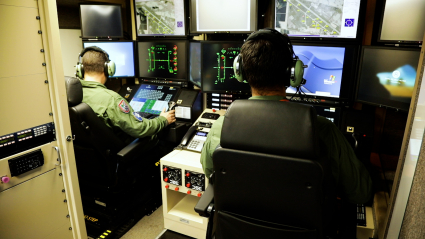 El piloto y el operador de sensores controlando  al Predator B desde la Base Aérea de Talavera