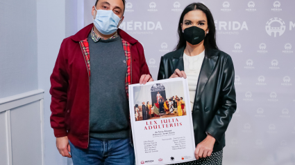 Javier Llanos, de TAPTC Teatro y Pilar Amor, Delegada de Turismo en el Ayuntamiento de Mérida.