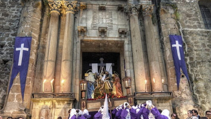 Una cofradía sale de Santo Domingo en Plasencia.
